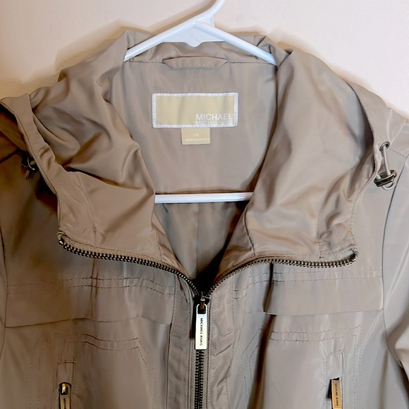 Michael Kors Lightweight Trench. - Picture 3 of 7